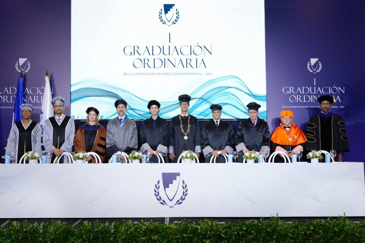 Barna gradúa primer grupo en  dirección empresarial