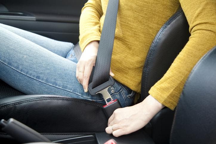 El cinturón de seguridad obligatorio en los automóviles cumple medio siglo