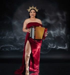 María Díaz celebra 40 años en el merengue típico