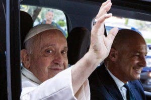 El papa tras ser dado de alta: “Estoy todavía vivo” y con «tanto dolor por los migrantes»