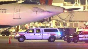Trabajador de un aeropuerto texano muere succionado por el motor de un avión