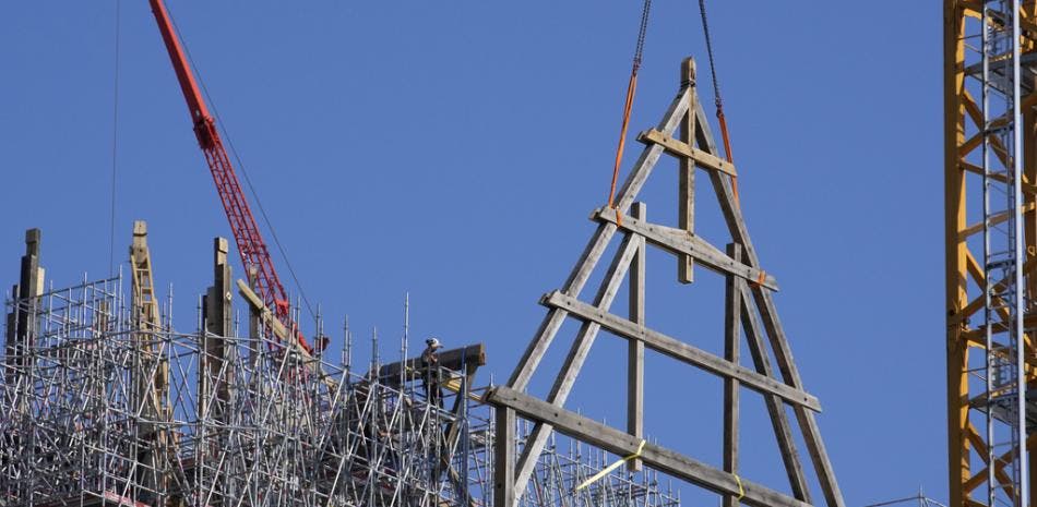 Llegan a Notre Dame de París vigas de madera para la reconstrucción de la catedral