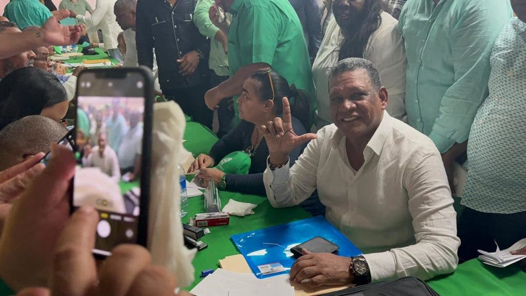 Diputado Rubén Maldonado inscribe precandidatura a senador por la provincia de Santo Domingo