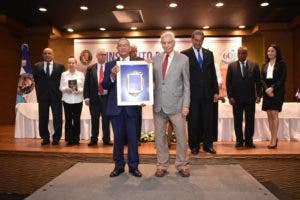 Reconocen a Henríquez Gratereaux y al Instituto Politécnico El Ave María