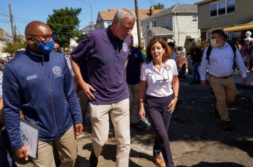 Gobernadora NY advierte que su estado sigue bajo amenaza de inundaciones