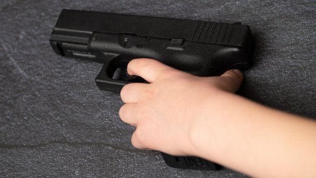 Niña de 1 año muere tras disparo accidental de su hermano de 3 años