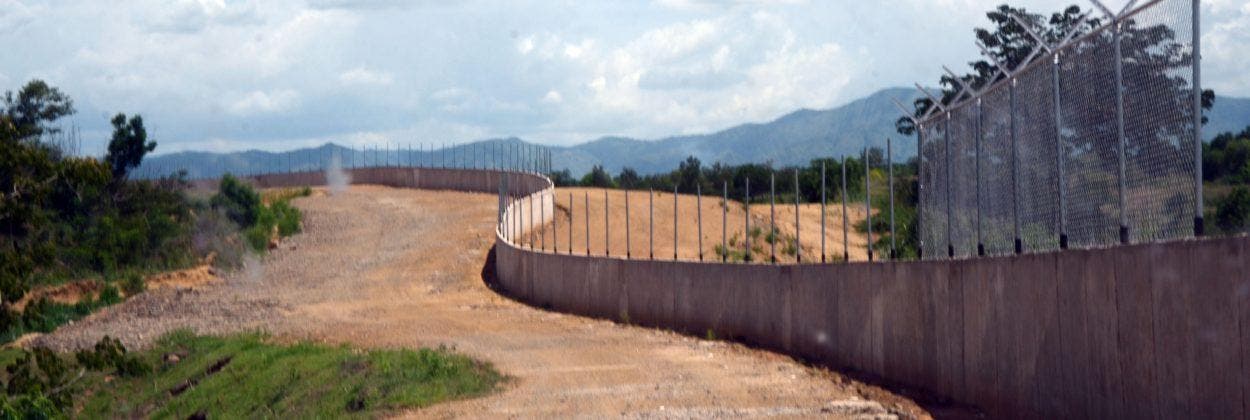 Muro fronterizo con retraso y familias exigen Gobierno pague por sus tierras