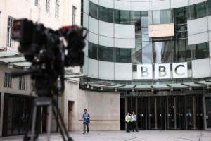 Investigan presentador BBC por supuestos pagos a menor por fotos sexuales