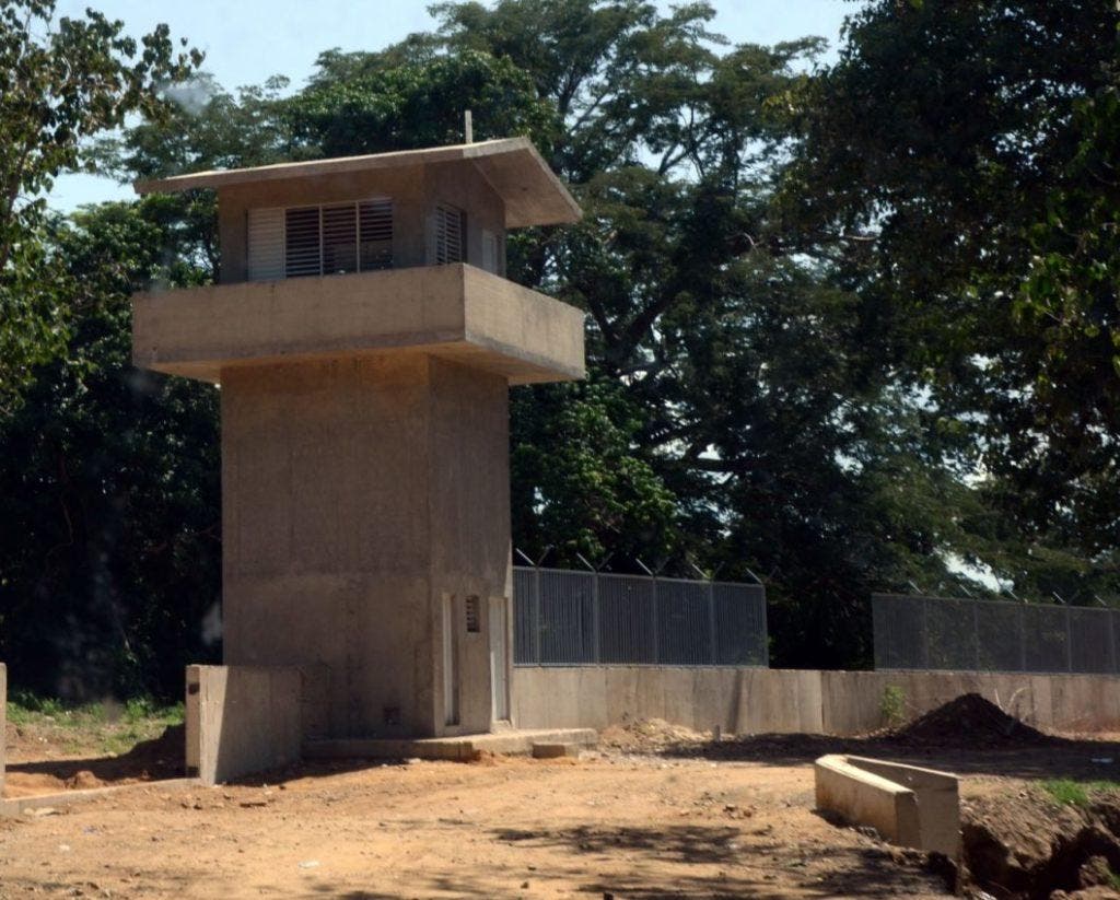 Torre de vigilancia del muro a medio construir. En esta foto tomada el martes en horario laborable no se ve a ningún trabajador.