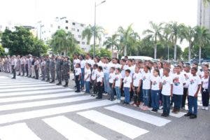 Niños del campamento “Policamp 2023” participan de izamiento de bandera