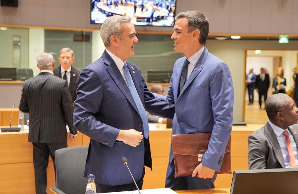 El presidente Luis Abinader intercambia saludos y conversa por breves minutos con el presidente del gobierno de España, Pedro Sánchez.