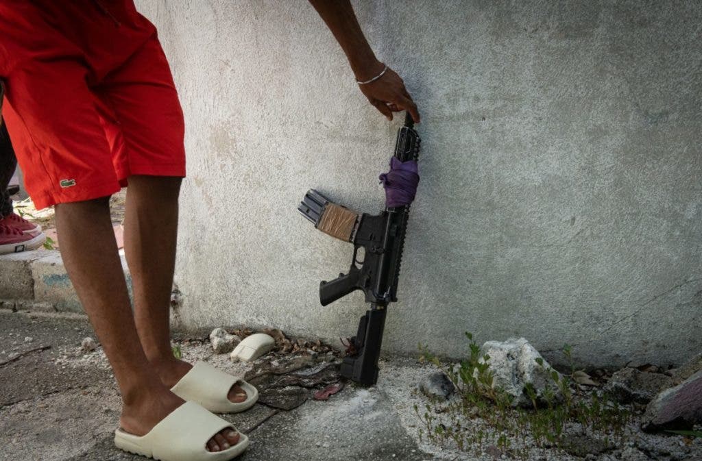 PUERTO PRÍNCIPE (HAITÍ).- Un hombre que pertenece a una pandilla del Grupo Belair señala un arma, el 8 de julio 2023, en Puerto Príncipe (Haití). Cientos de barrios de Puerto Príncipe y de otras ciudades de Haití viven desde hace cinco años bajo el dominio de las todopoderosas bandas armadas, donde los vecinos resisten sin servicios básicos y con mucho miedo ante la delgada línea que allí separa la vida de la muerte. En Bel-Air, un barrio en pleno centro de Puerto Príncipe, la vida no es la misma desde hace años. La zona se encuentra en el corazón de un conflicto que ha vivido episodios sangrientos, con cientos de muertos, personas quemadas vivas, casas destruidas y miles de desplazados. EFE/ Johnson Sabin