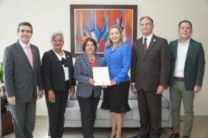 Posesionan a jueza titular del TSE