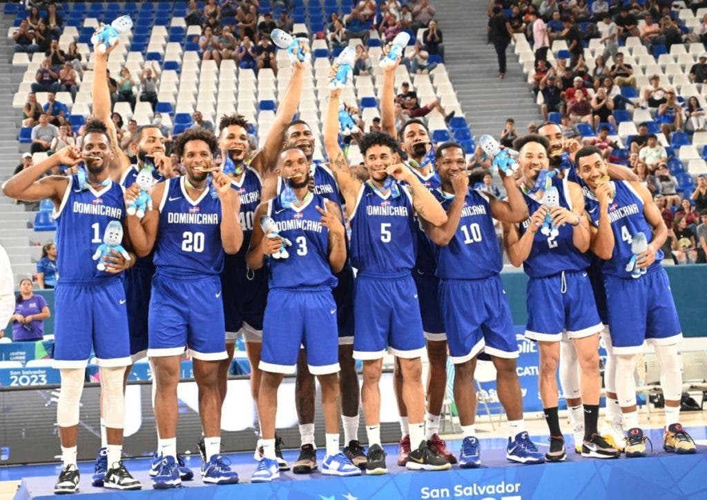 Víctor Liz y otros jugadores del equipo dominicano de baloncesto muestran la medalla de oro conquistada en los juegos de San Salvador 2023./Foto: Manolito Jiménez