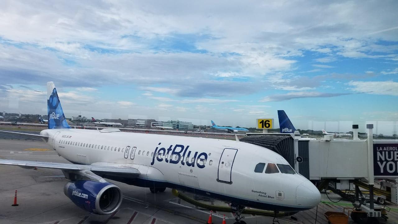 RD exige a JetBlue cumplir con sus obligaciones a los pasajeros