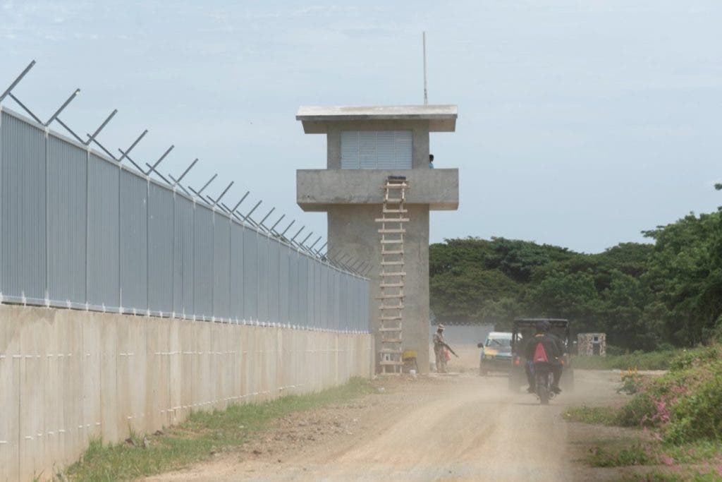 El muro fronterizo que levanta el Gobierno a través del Ministerio de Defensa./Foto de Archivo