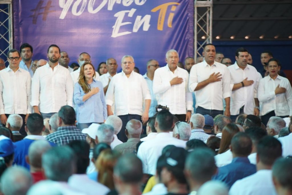 Juramentan en el PRM al alcalde de Moca 