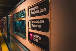 Hombre le entra a tiros a otro en estación de tren en Manhattan