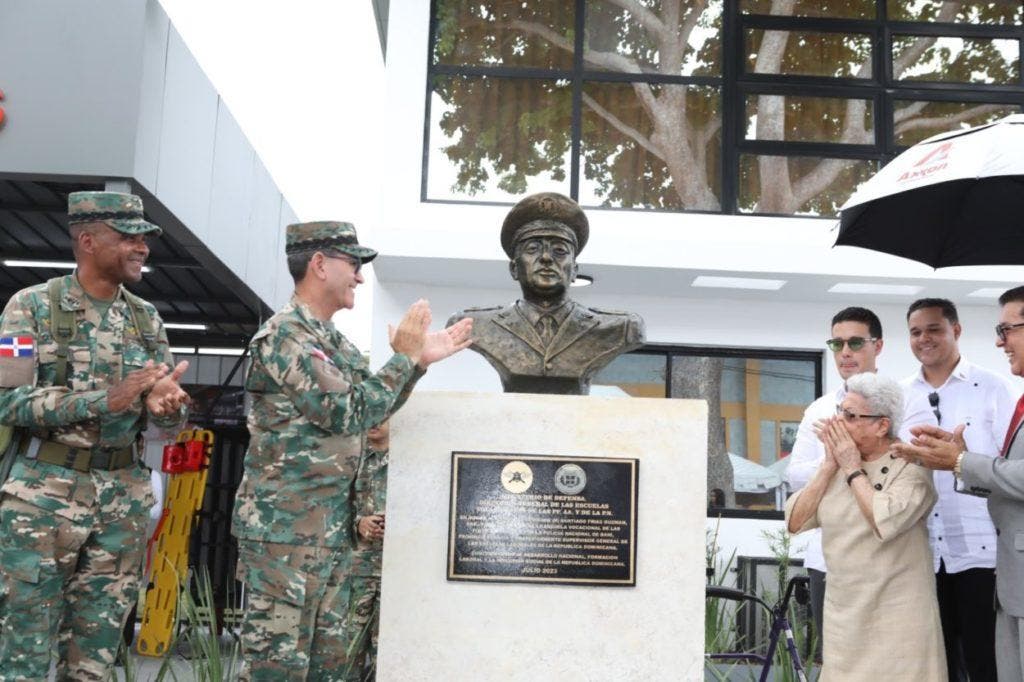 Durante el acto, estuvieron presentes la viuda del extinto general Santiago Frías Guzmán, señora María Milagros Matos y sus descendientes, quienes agradecieron el homenaje a su ser querido.