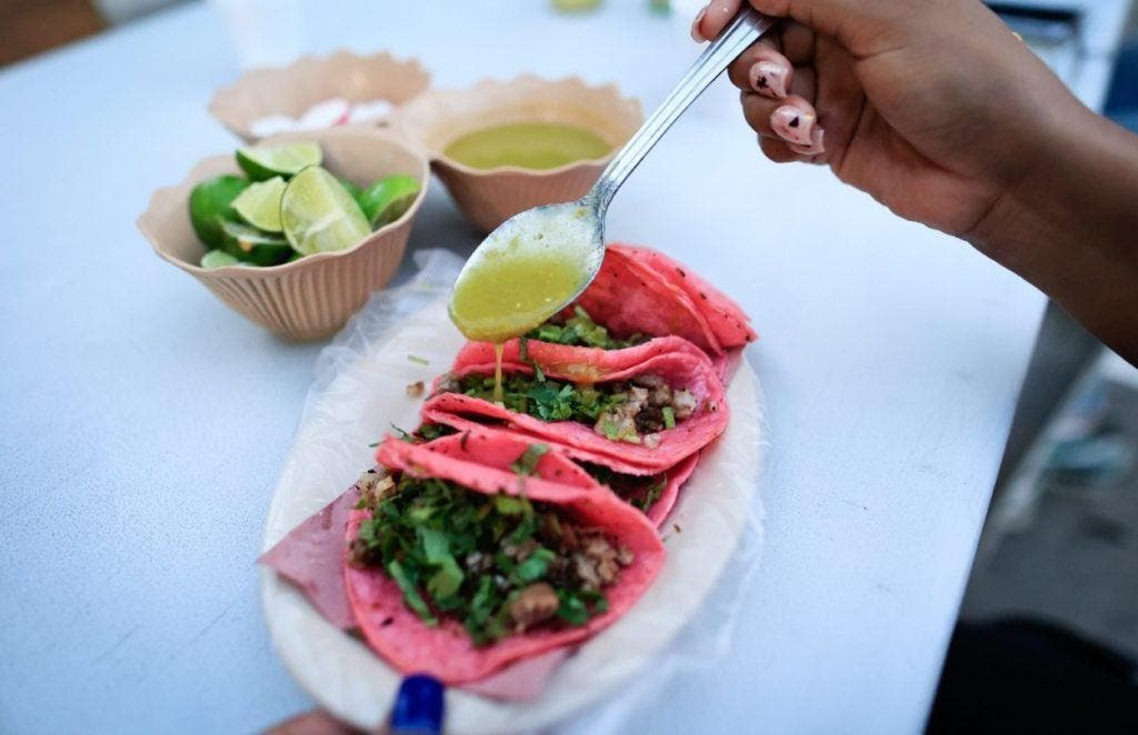 El furor por Barbie tiñe de rosa los tacos y las tortillas de México
