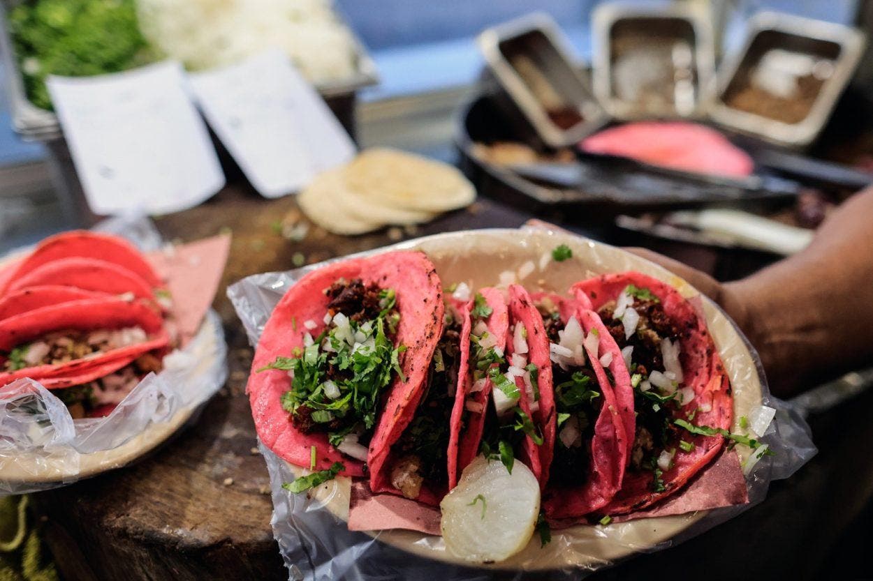 El furor por “Barbie” tiñe de rosa los tacos y las tortillas de México