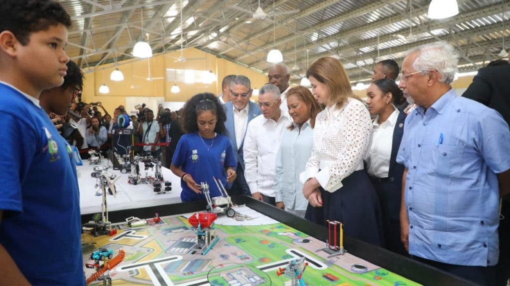 La vicepresidenta Raquel Peña y el ministro de Educación observan uno de los trabajos de robótica realizado por estudiantes