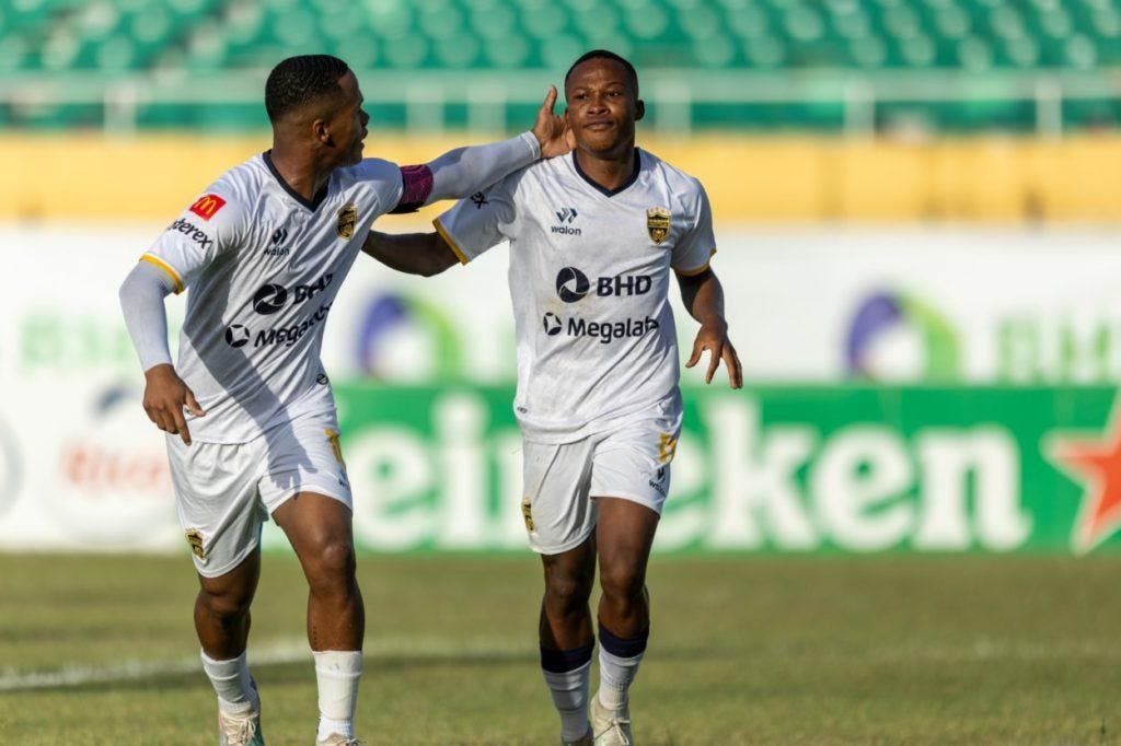 Jugadores de Pantoja se felicitan tras un gol