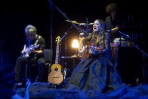 Natalia Lafourcade: una flor enciende las “Noches del Botánico” en Madrid