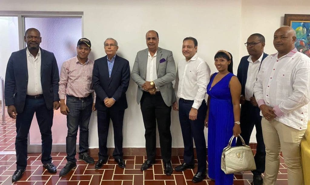 Aspirantes a alcaldes del PRSC y de la Fuerza del Pueblo se juramentan en el PLD 1 otroni