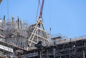 Llegan a Notre Dame de París vigas de madera para la reconstrucción de la catedral