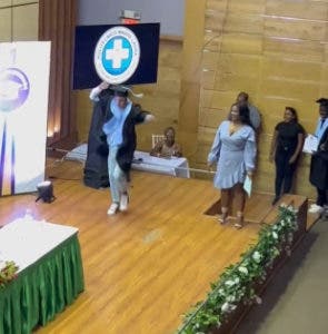 Joven alborota las redes con peculiar baile en su graduación