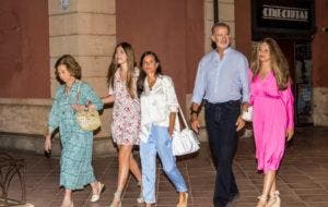 Los reyes y sus hijas van ver “Barbie” en un cine en Palma con la reina Sofía