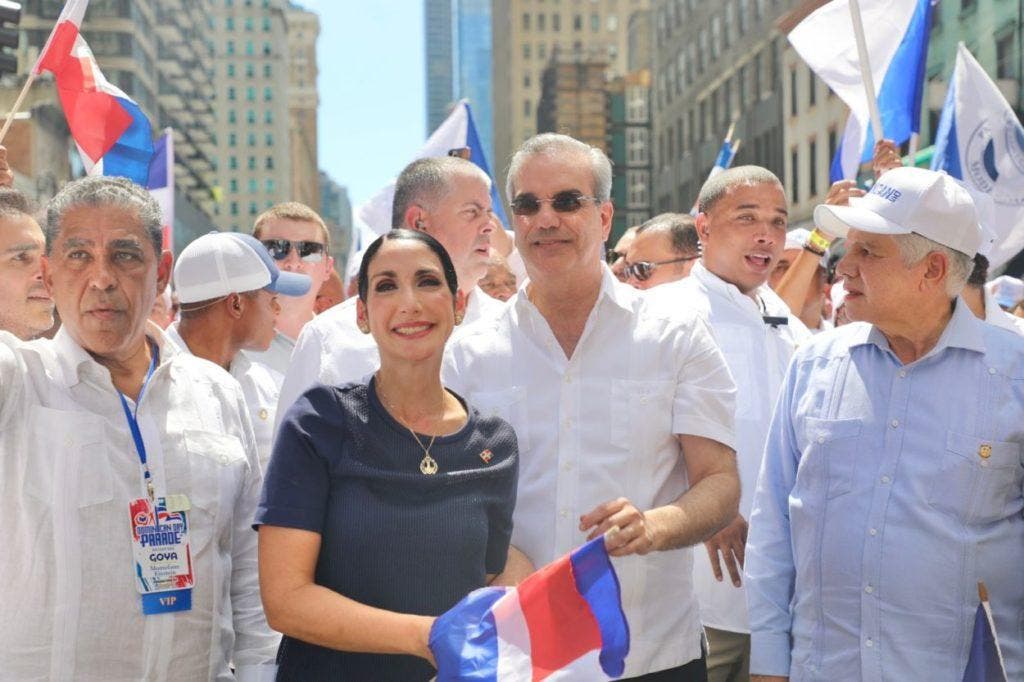 Abinader recorre la Sexta Avenida ovacionado por la multitud en Desfile Dominicano