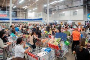 Santiagueros copan colmados y supermercados