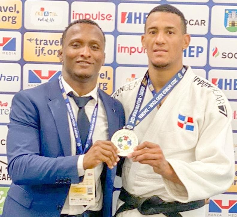 El entrenador Wander Mateo y Medickson del Orbe exhiben la medalla de plata ganada en el Grand Prix de Zagreb.