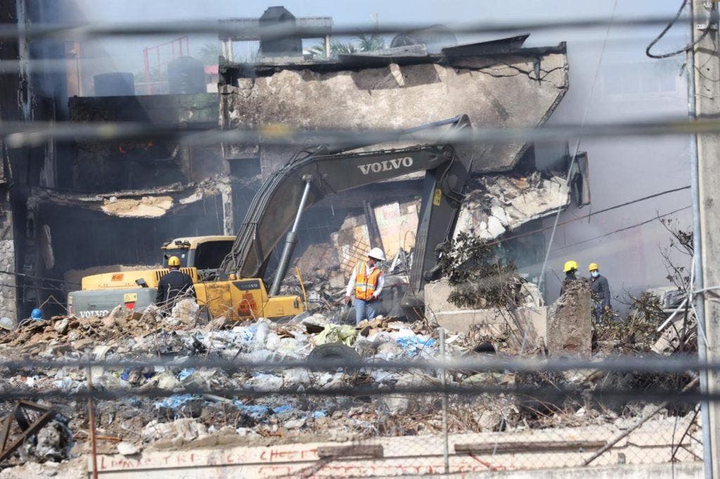 Miembros de los organismos de socorro y equipos pesados trabajan en la remoción de escombros en la explosión que ayer afectó a San Cristóbal y que ha dejado al menos 10 fallecidos. El ministro de la Presidencia, Joel Santos, visitó la zona afectada y ofreció detalles de las labores de rescate/Elieser Tapia