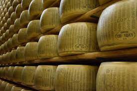 Muere un empresario italiano al ser aplastado por 25,000 quesos Grana Padano