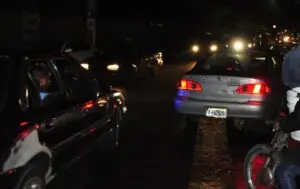 Villa Mella colapsa por apagón; pasajeros caminan entre el caos y tarifas privadas se disparan