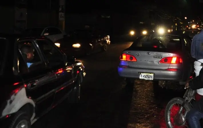 Villa Mella colapsa por apagón; pasajeros caminan entre el caos y tarifas privadas se disparan