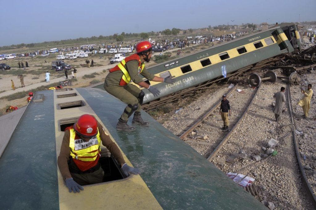 Los equipos de rescate observan a los sobrevivientes en el sitio de un tren de pasajeros que descarriló cerca de Nawabshah, Pakistán, el domingo 6 de agosto de 2023. Funcionarios ferroviarios dicen que algunos pasajeros murieron y decenas más resultaron heridos cuando un tren descarriló cerca de la ciudad de Nawabshah, en la provincia sureña de Sindh. (Foto AP/Umair Ali)