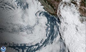 El huracán Hilary, ya de categoría 3, mantiene trayectoria por el Pacífico mexicano