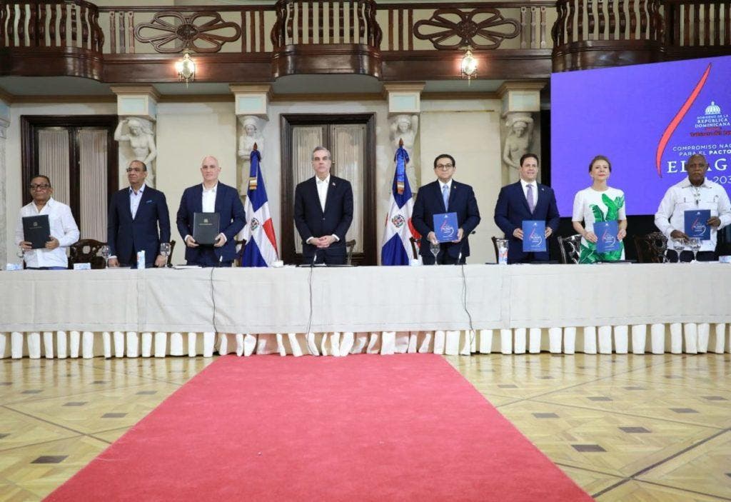 El presidente Luis Abinader encabezó este lunes la firma del Pacto por el Agua, donde más de 100 instituciones rubricaron el acuerdo, el cual ha sido fruto de consultas y diálogos organizados previamente por el Gabinete del Agua, entidad que es coordinada por el Ministerio de Economía, Planificación y Desarrollo
