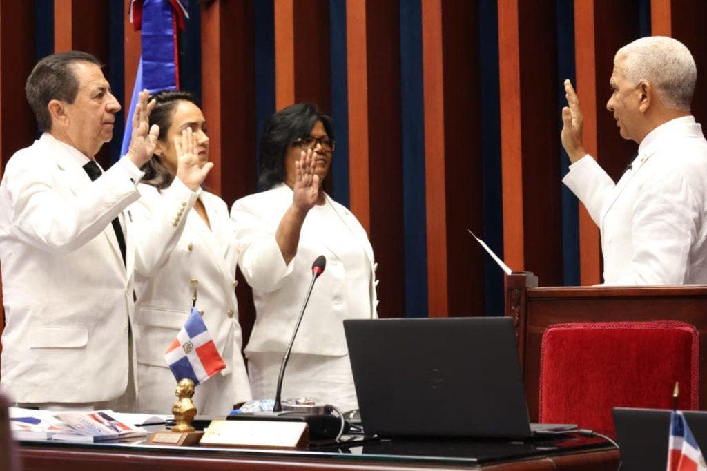 El presidente del Senado, Ricardo de los Santos, toma el juramento a los miembros del bufete directivo./ Guillermo Burgos