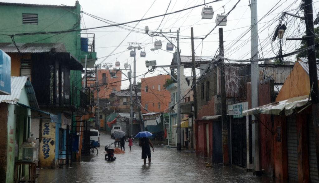 Las calles del sector Las Lilas, en SDE, se inundaron con las primeras lluvias de hoy. Jorge González