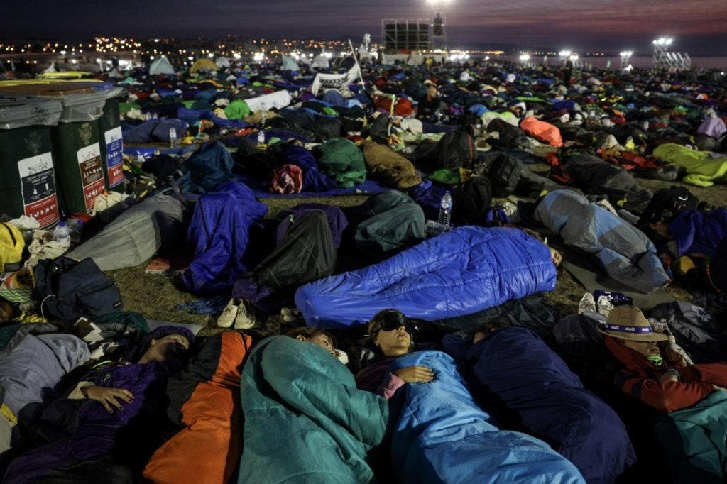 Lisboa (Portugal), 08/06/2023.- Peregrinos duermen temprano en la madrugada del último día de la Jornada Mundial de la Juventud (JMJ) en el Parque Tejo de Lisboa, Portugal, 06 de agosto de 2023. El Pontífice se encuentra en Portugal con motivo de la Jornada Mundial Jornada de la Juventud (JMJ), uno de los principales eventos de la Iglesia que reúne al Papa con jóvenes de todo el mundo. (Papá, Lisboa) EFE/EPA/MIGUEL A. LOPES