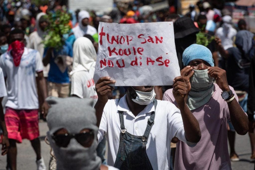 A lo largo del recorrido, los manifestantes haitianos lanzaron piedras contra ciertas instituciones y levantaron barricadas hechas con neumáticos ardiendo, mientras gritaban consignas hostiles al Gobierno.