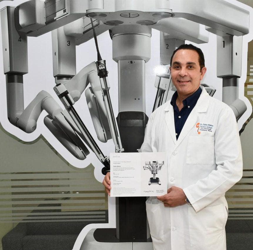 Doctor Pablo Mateo es certificado como cirujano de consola robótica