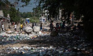 Desplazados por terror de pandillas en Haití languidecen en condiciones inhumanas