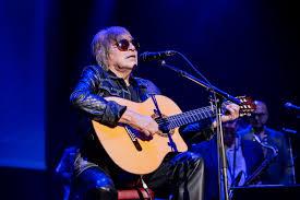 José Feliciano hace empatía con el público cantando