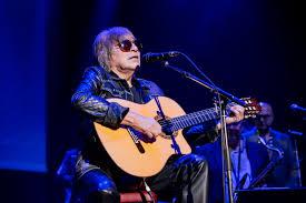 José Feliciano hace empatía con el público cantando